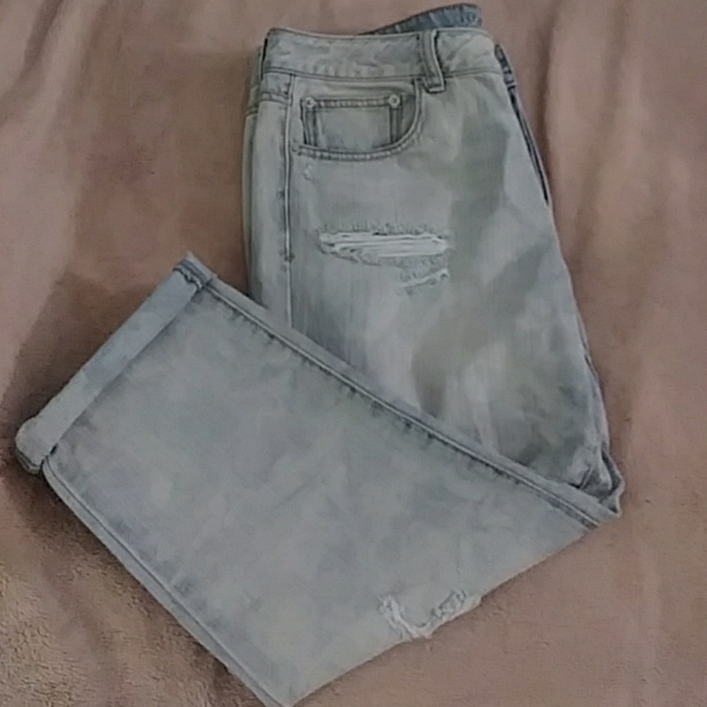 Distressed light wash crop boyfriend jeans
